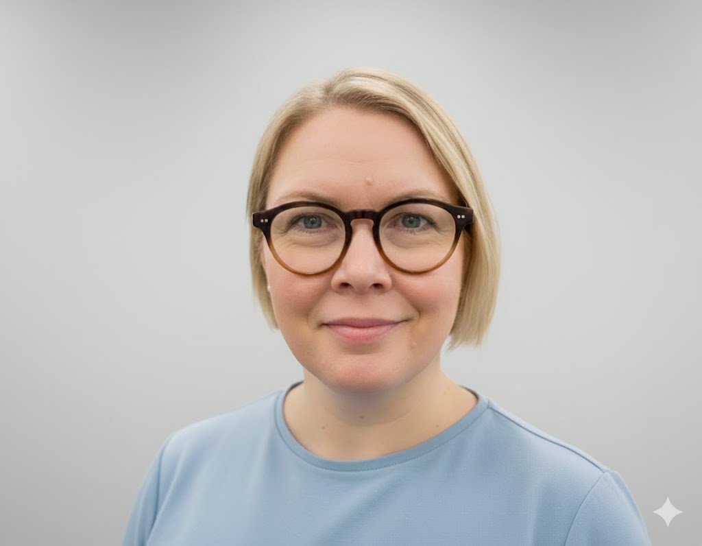 Elisa Kauria katsoo kameraan.