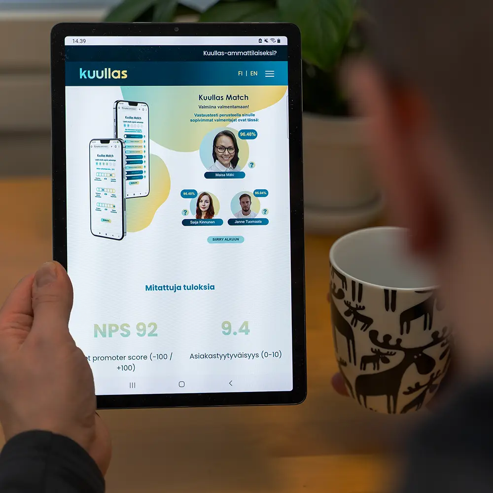Työhyvinvoinnista kiinnostunut työntekijä tutustuu innovatiiviseen Kuullas Matchiin.