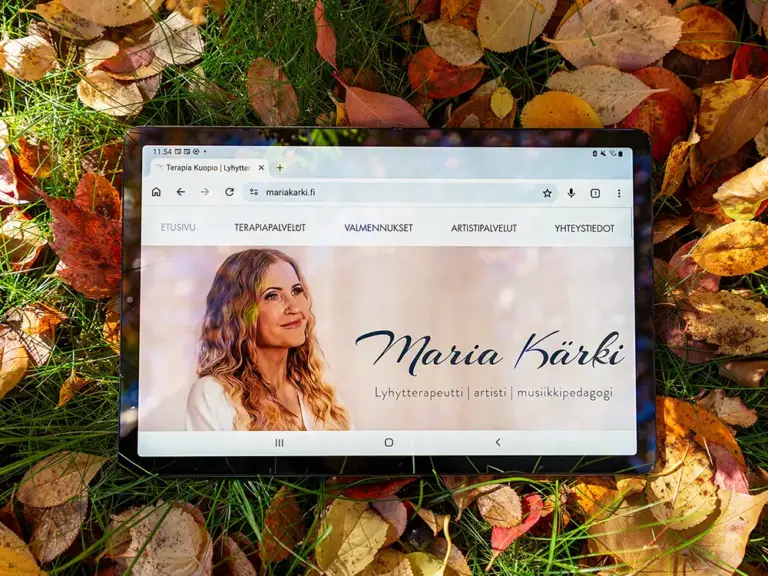 Maria Kärjen uudistetut kotisivut tabletilla auki.